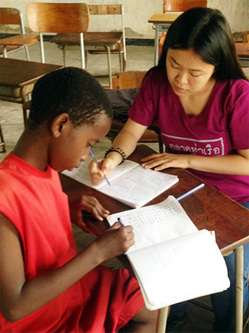 真剣なまなざしで日本語を学ぶ子供たち