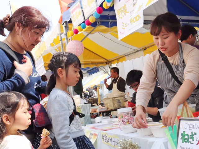 徳永研究室が山梨県立大国際政策学部杉山研究室と信玄公祭りに参加しました3