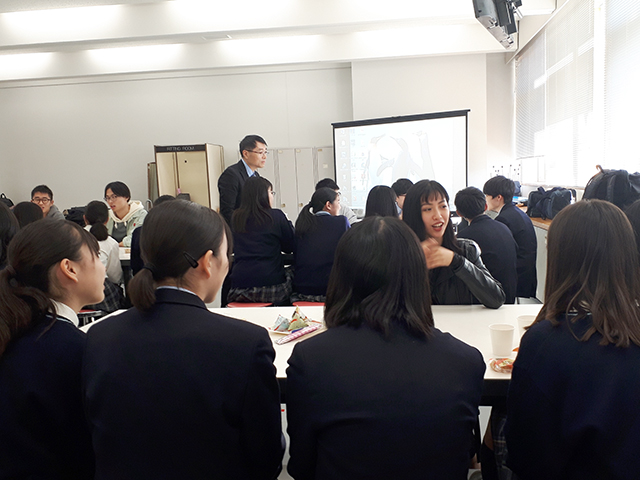 拓殖大学第一高等学校にて国際学部留学生が高校生と交流2