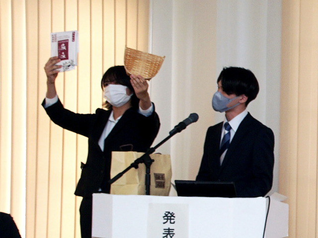 学生による富士川町のまちづくり活動をシンポジウムで発表2